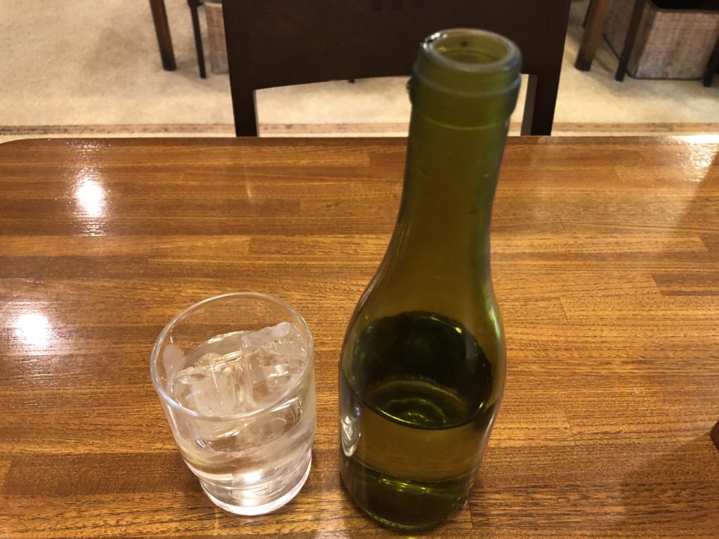 洋食屋で提供される水のボトル