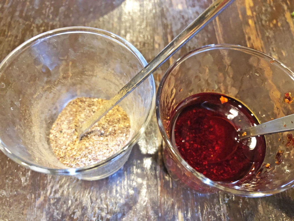 刀削麺酒家のテーブルにある常備山椒粉とラー油