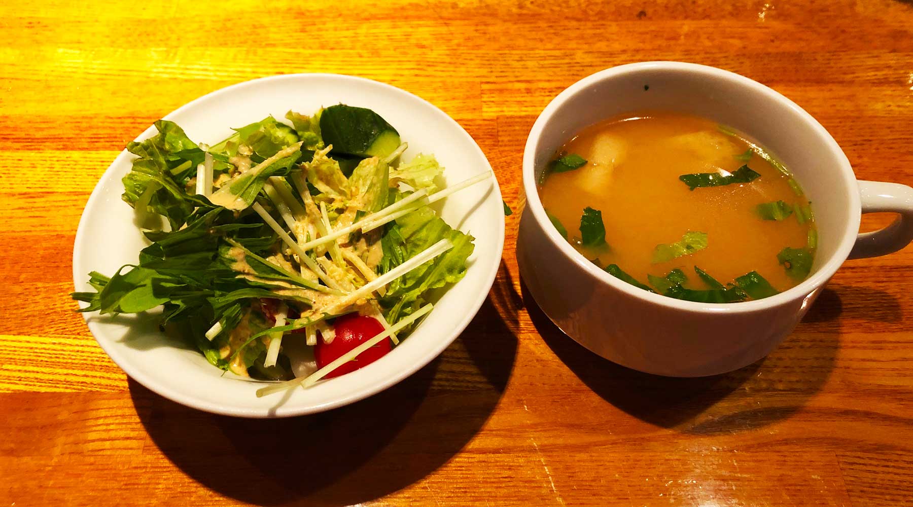 onestep浦和店のランチサラダと味噌スープ