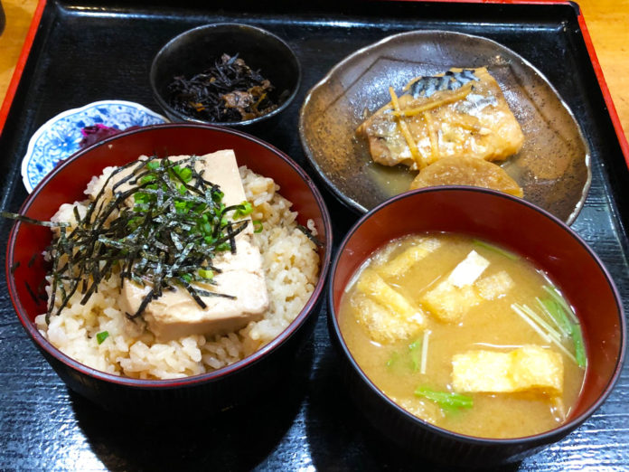 【お多幸・浦和店】豆腐茶飯定食(とうちゃ・とうめし)におでん単品を3種類追加でいただきます