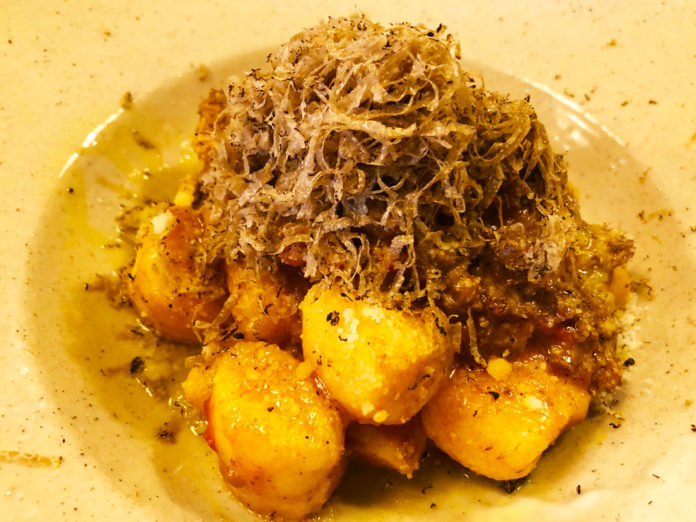 【イタリアワイン酒場・モンレアーレ】自家製ニョッキ、あかうしのミートソース黒トリュフかけ【期間限定ランチ営業】