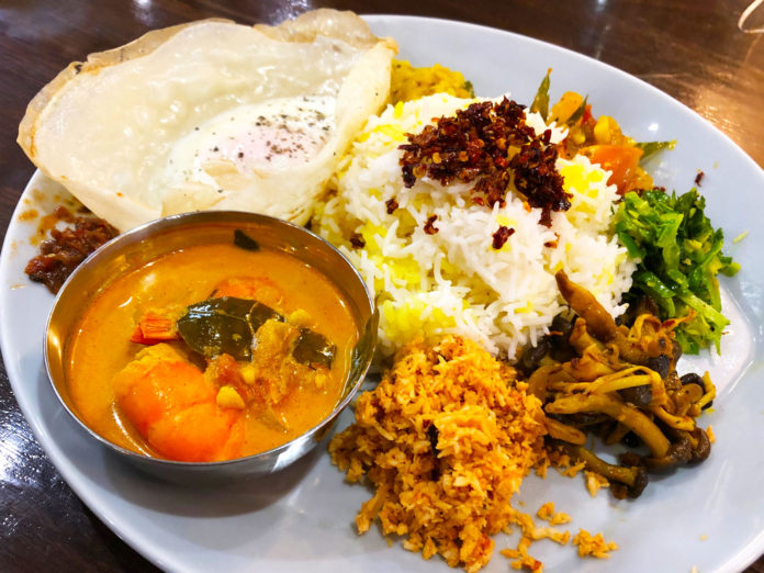 【Cafe & Bar胡蝶】その9:ボウルのような形をしたスリランカ風目玉焼きが付いてくるスリランカカレープレート