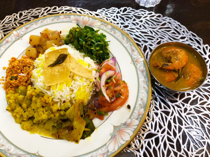 【Cafe & Bar胡蝶】その14:大盛りバスマティライスにエビカレーをかけていただくスリランカカレー