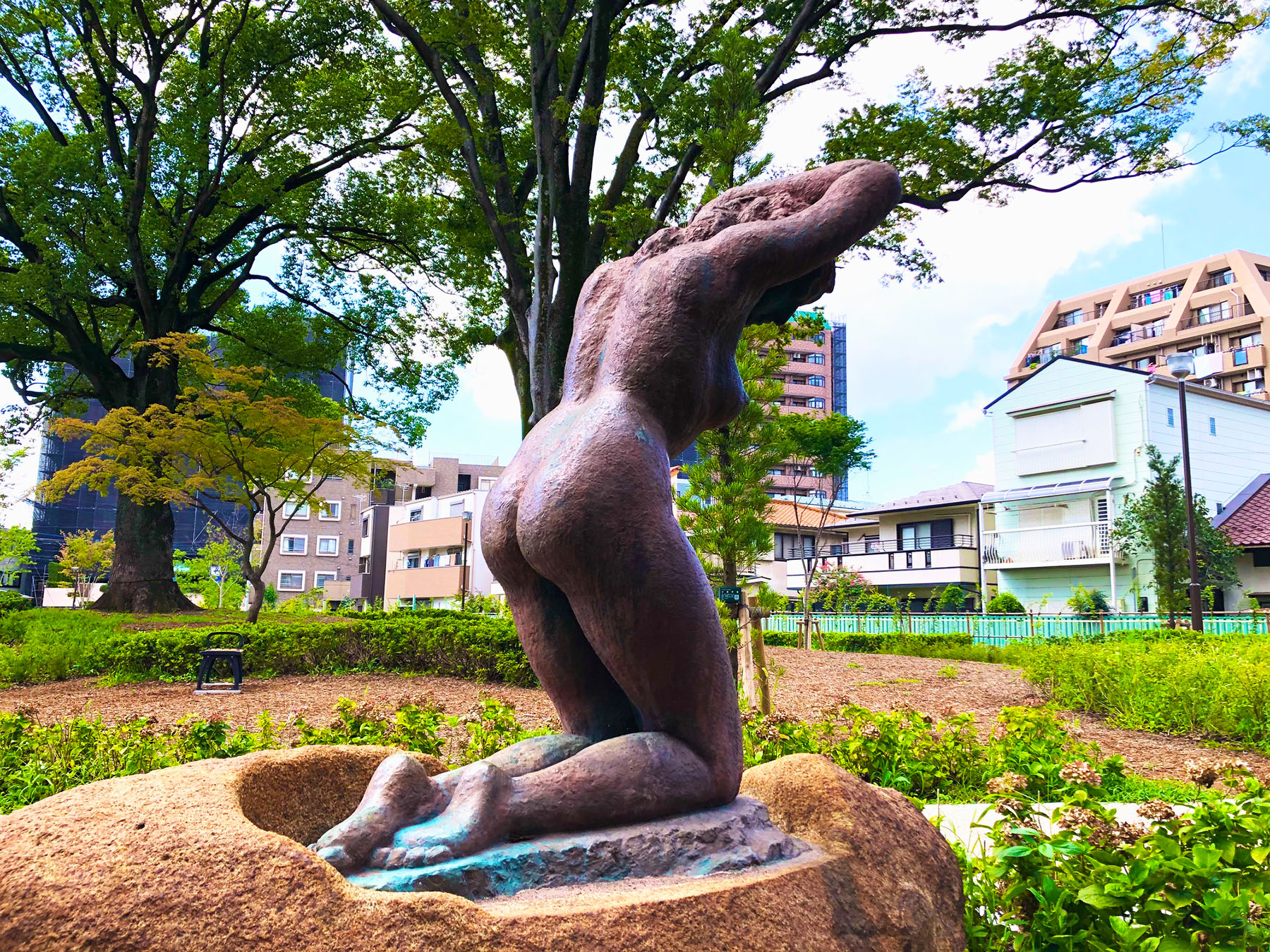 浦和・常盤公園内の銅像・湯浴みする女