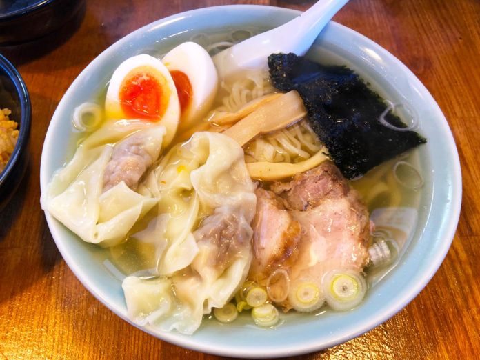 【佐野ラーメンたかの】また食べたくなる!透き通ったスープと少し縮れた平打ち麺が特徴、チャーシューも絶品な塩味ラーメン。