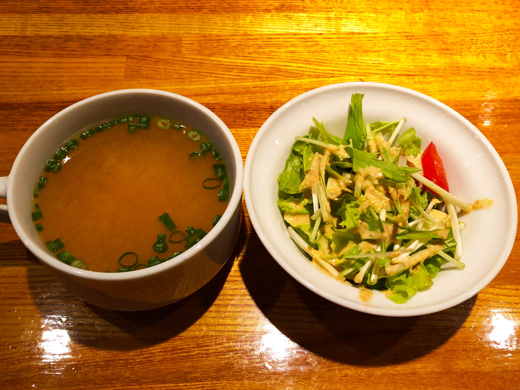 ワンステップ浦和店・ランチのサラダとスープ（みそ汁）