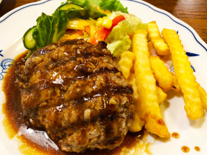 【洋食屋】定番の網焼きハンバーグステーキにデザートでプリン追加