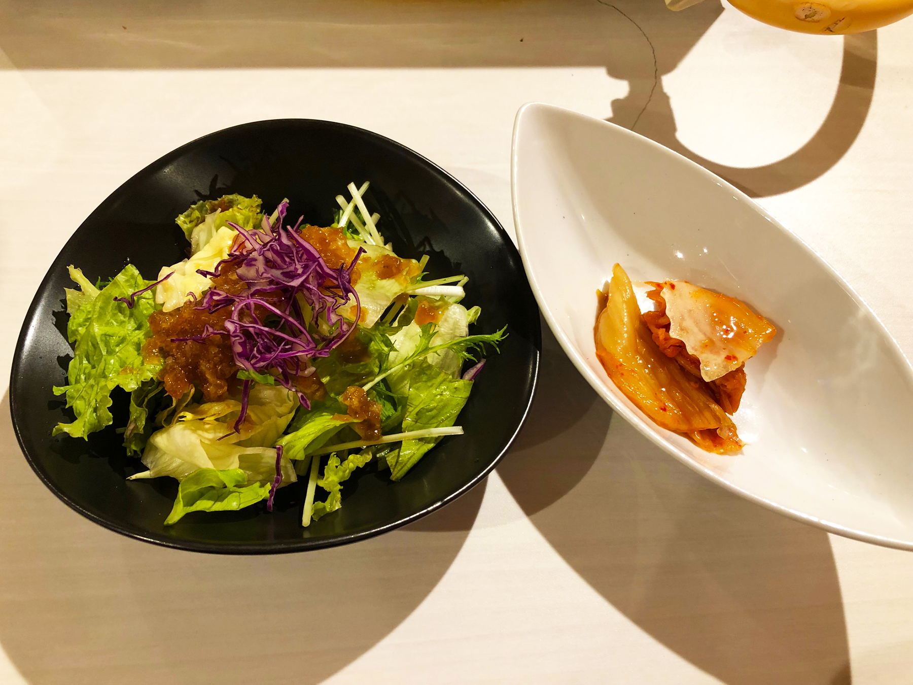 熟成和牛焼肉丸喜（まるよし）・ランチセットのサラダとキムチ