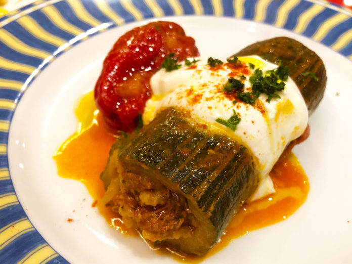 【トルコ料理ASENA】ズッキーニとパプリカのラム肉詰めにヨーグルトをかけたドルマうまい~