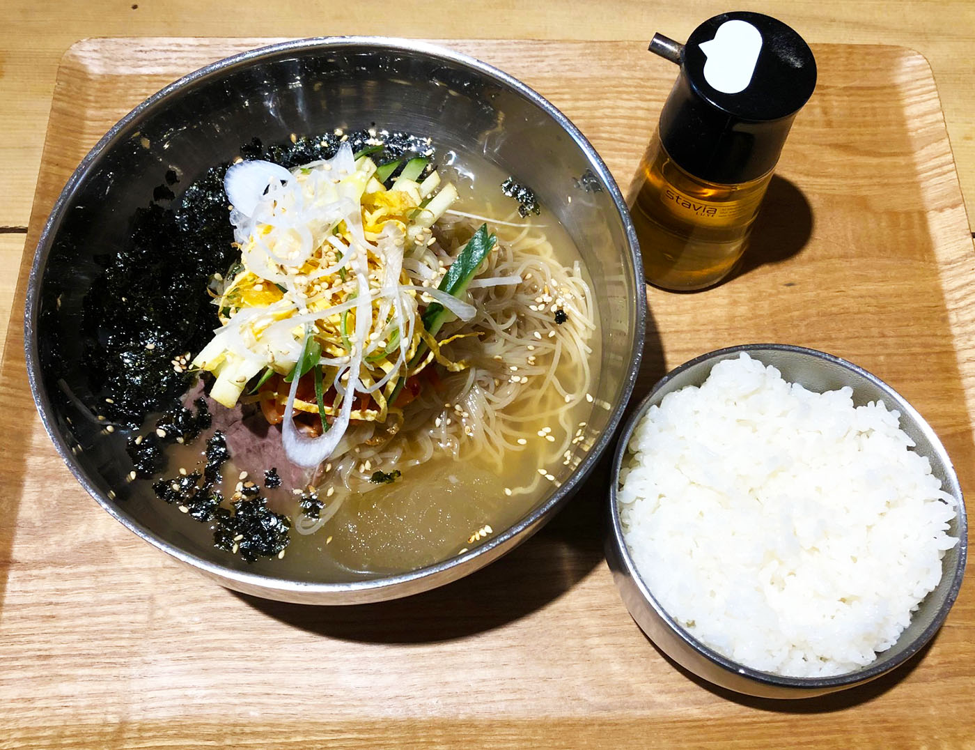 韓国料理店「韓情」の冷麺はご飯付き