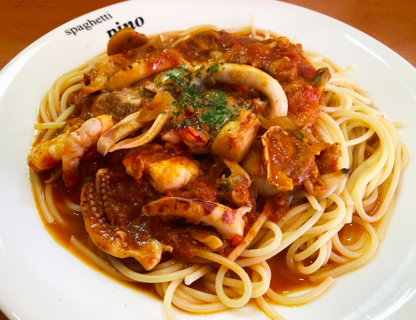 スパゲッティpino・カレー風味のトマトソーススパゲティ海の幸