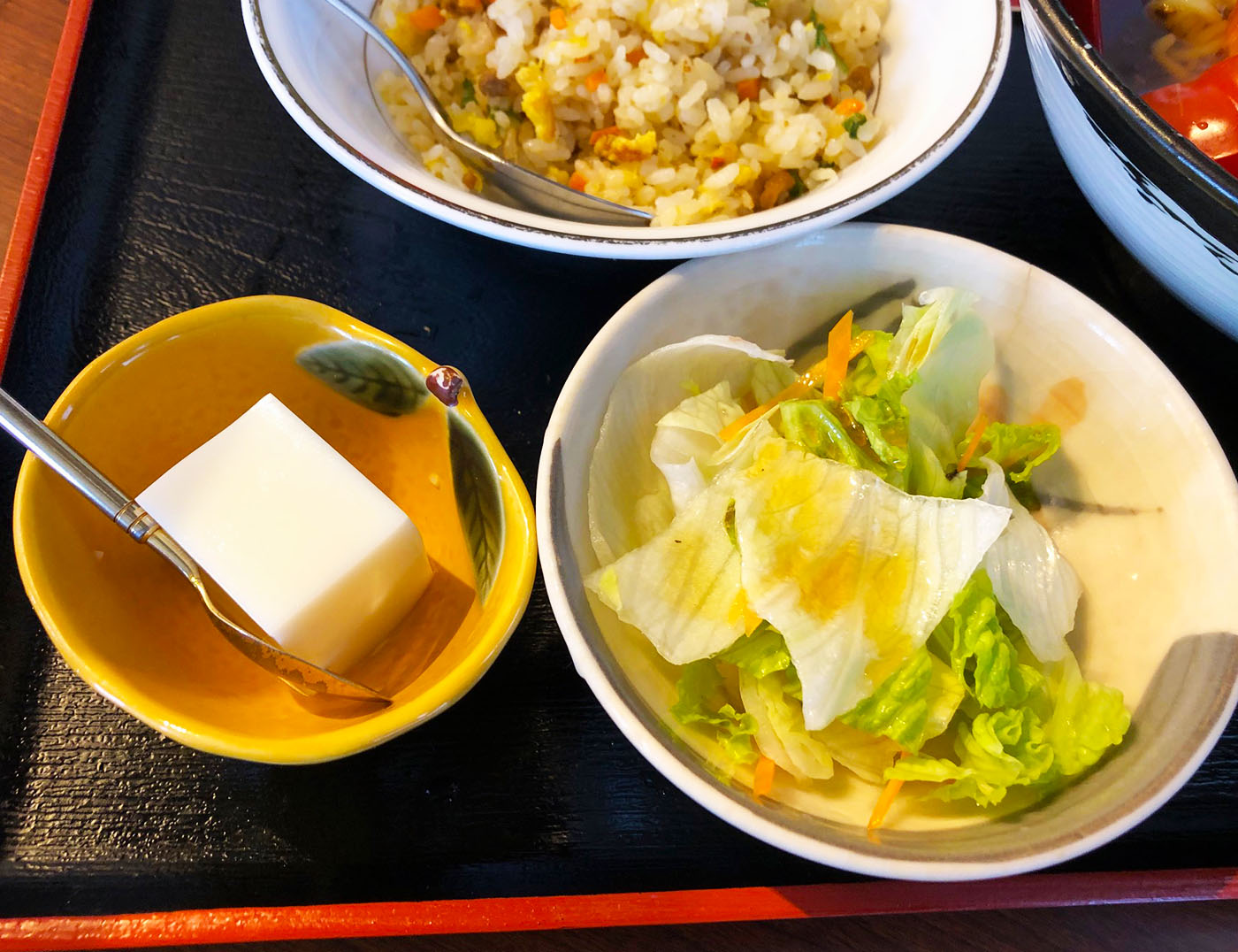 中華居酒屋「万（よろず）」・ランチセットの杏仁豆腐とサラダ