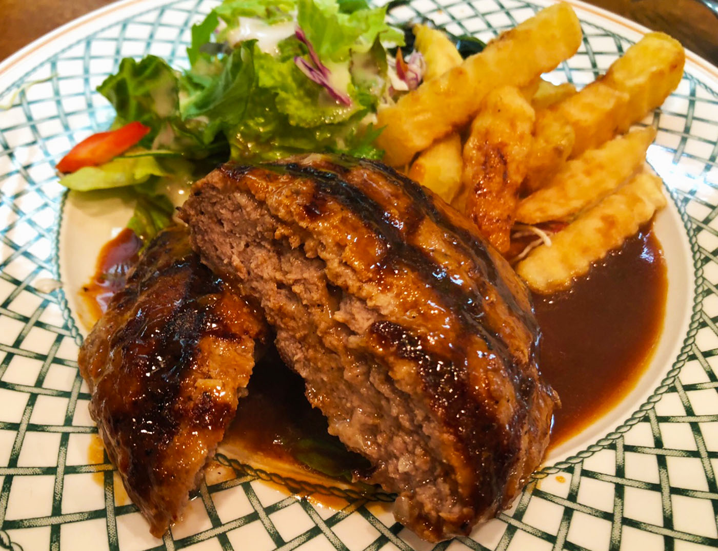 浦和西口の洋食屋・網焼きハンバーグステーキの肉汁