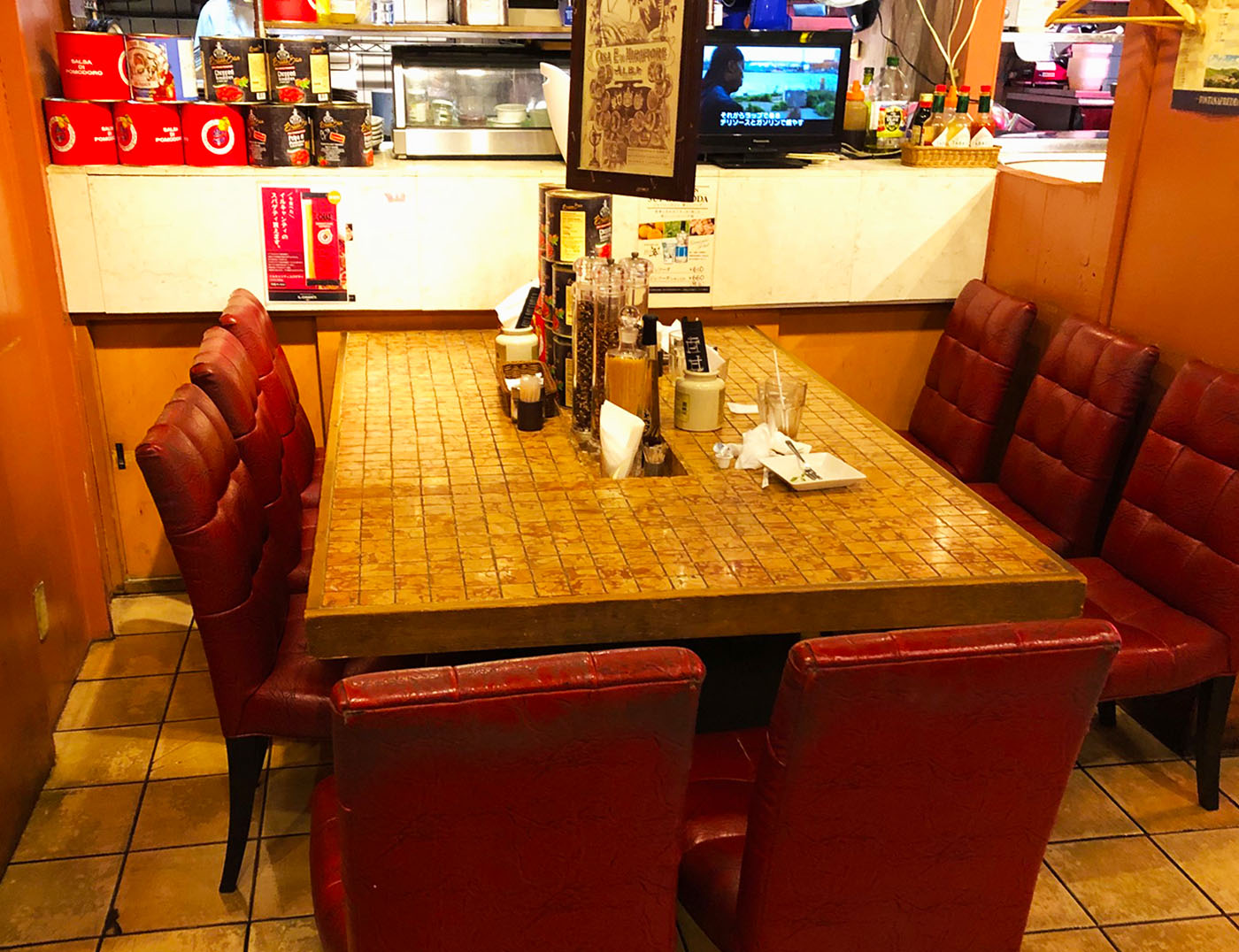 サムシングデュエ・大きめのテーブルがカウンター席として利用される