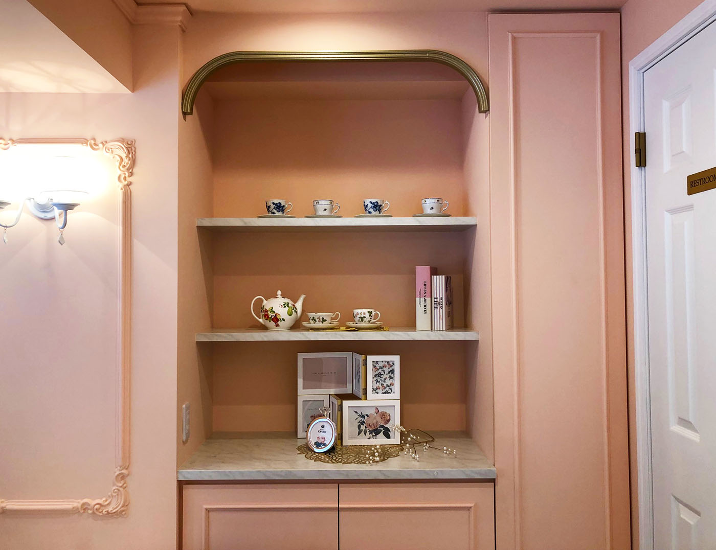 tea room KANKO・ピンク色の店舗内装