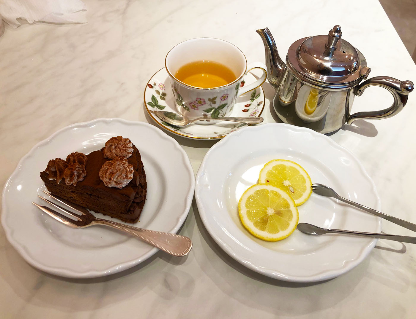 tea room KANKO・ダージリンファーストとチョコレートケーキ