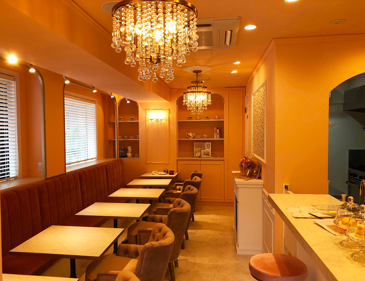 tea room KANKO・ピンク色の店舗内装