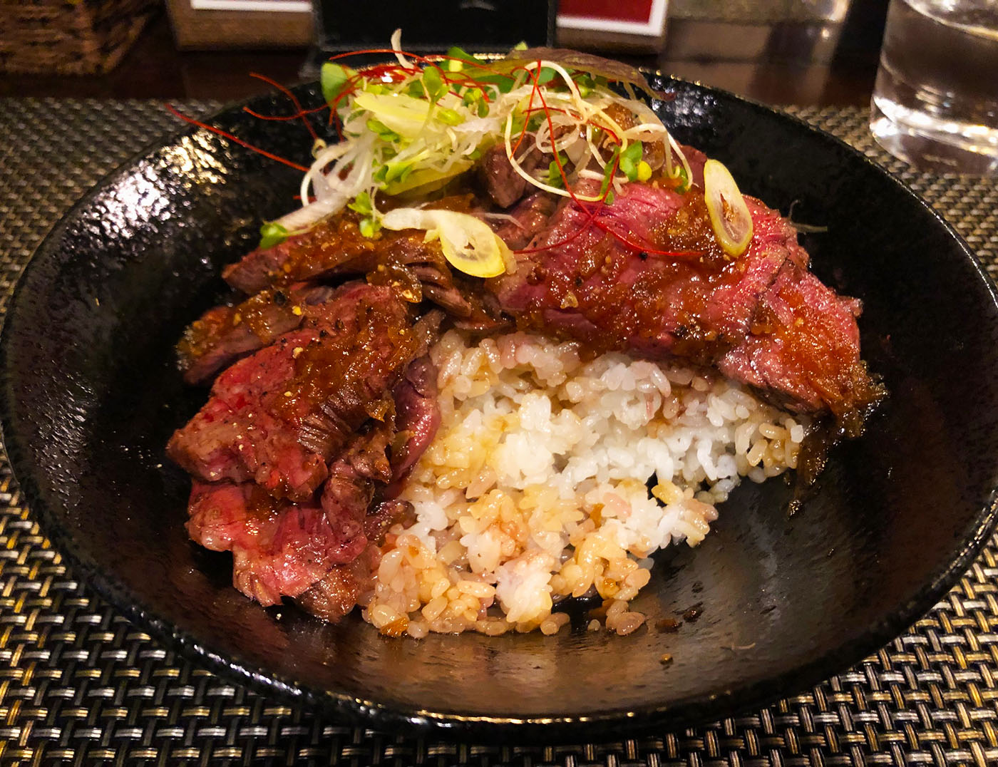 浦和西口カルネジコ・赤身肉のステーキ丼断面