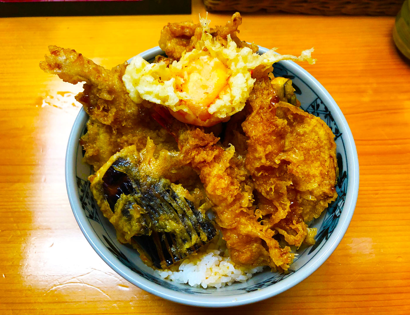 天ぷらふじ・天丼の上に半熟卵の天ぷらをトッピング