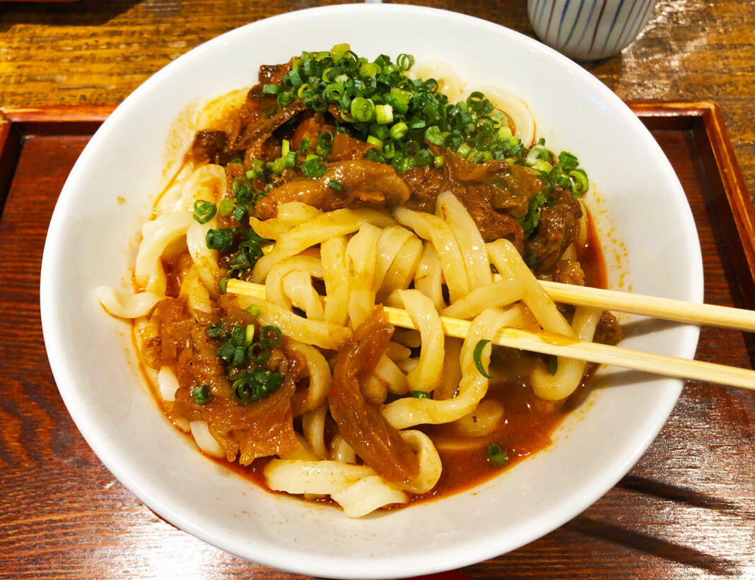 うどん屋でんごの牛すじぶっかけうどん